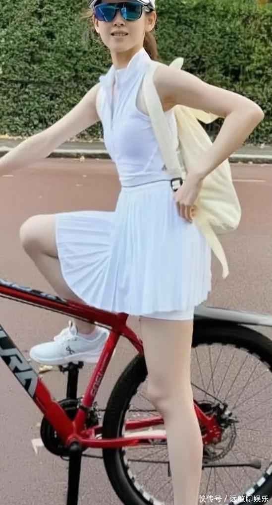 章泽天骑单车打网球照，纯素颜哪像31岁孩子妈，穿短裙太显嫩了 - 360娱乐，你开心就好
