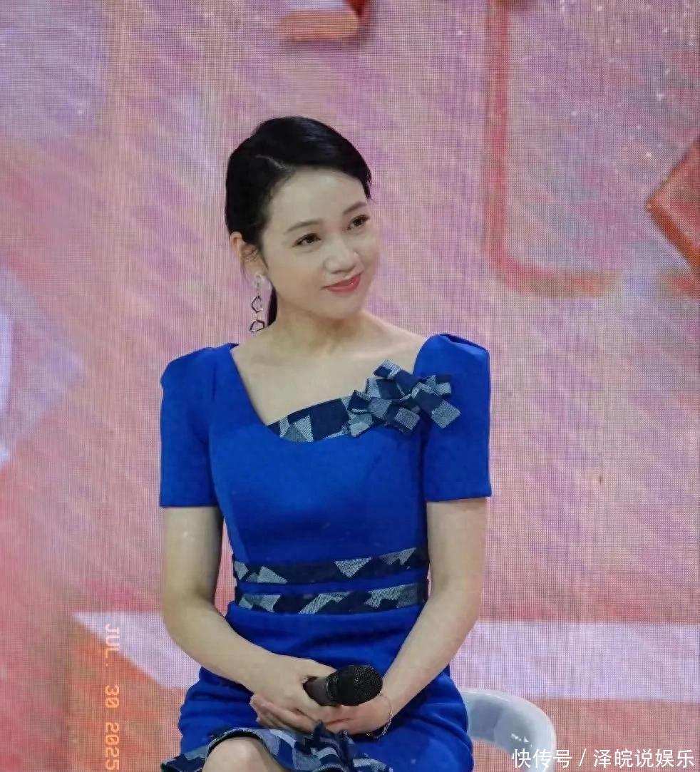 52岁周群和家人游黄山，仨孩子都龅牙带牙箍，老公被传是地产富商 - 360娱乐，你开心就好