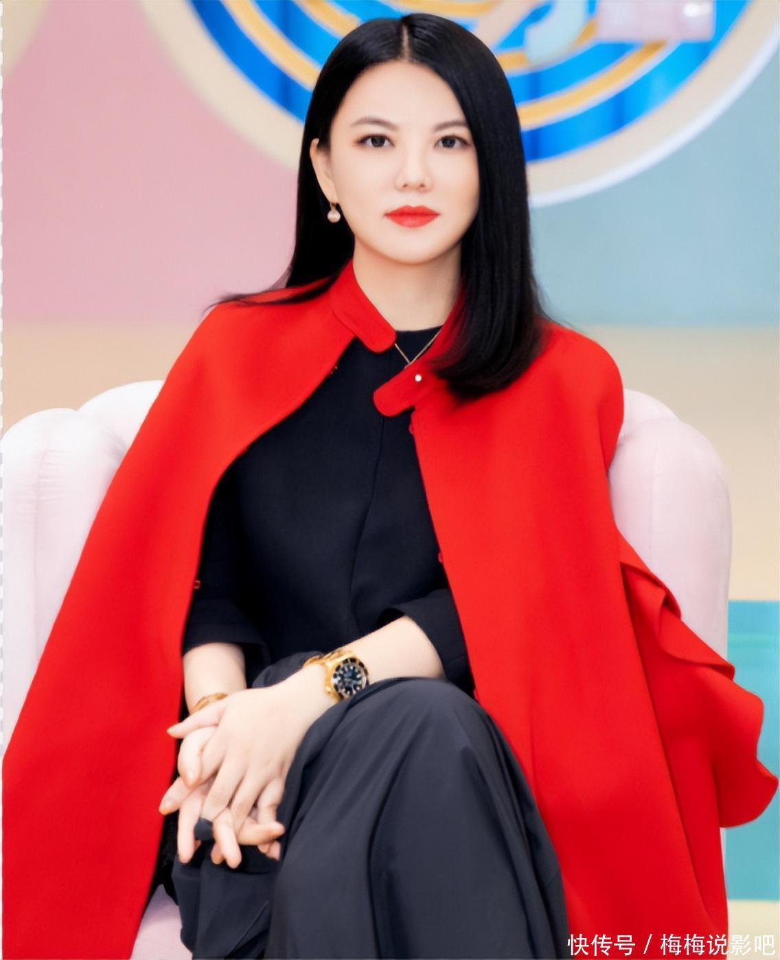 48岁李湘现身长沙街头,夏天穿西装不怕热,疑胖至160斤 - 360娱乐,你开心就好