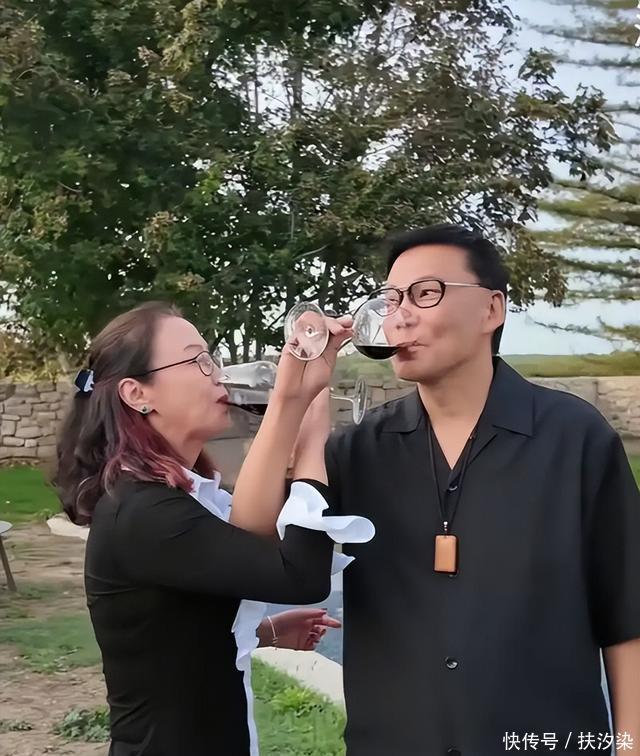 李国庆夫妇法国酒庄喝交杯酒,张丹红徐娘半老,撒娇男方变痴汉 - 360娱乐,你开心就好