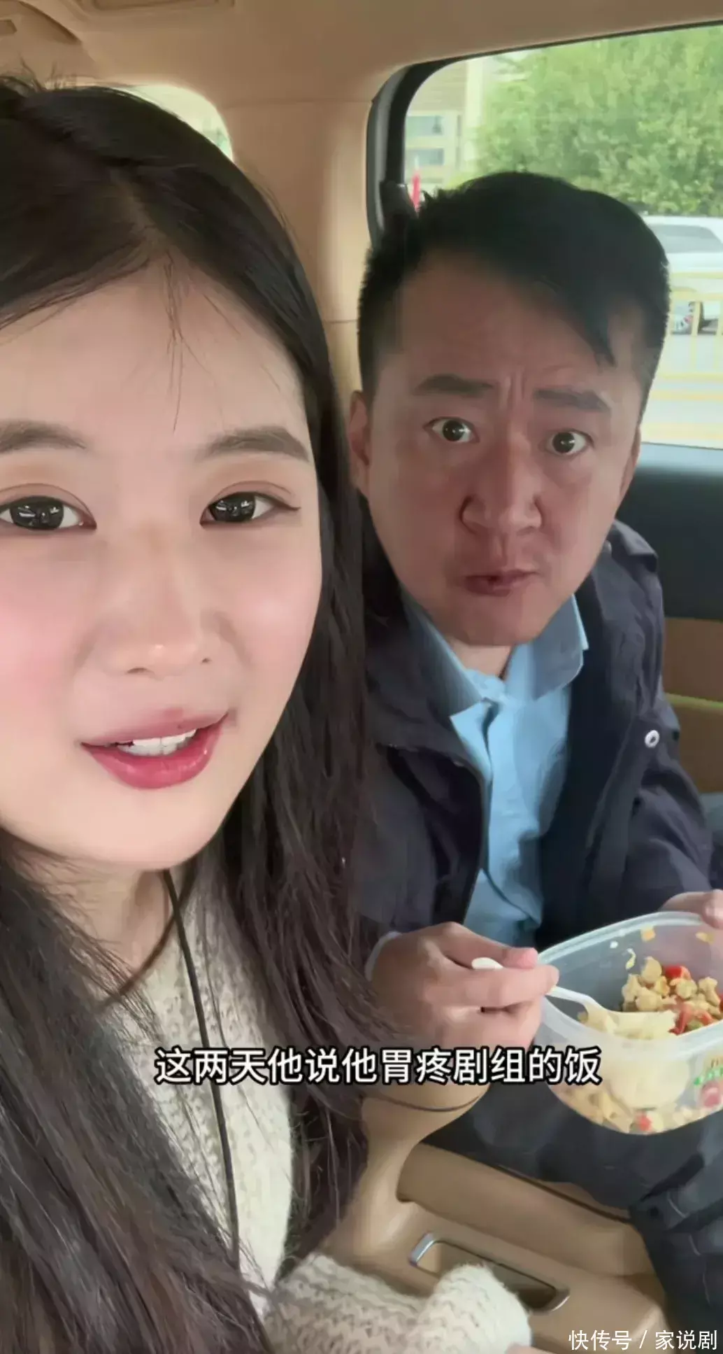 演员李嘉明到山东拍戏胃不舒服,娇妻小月月下厨做疙瘩汤送到剧组