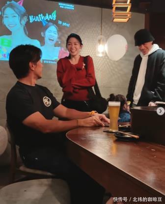 Junior骗还在拍戏!林萱瑜躲桌底 曾智希「就在眼前没发现」庆生超惊喜 - 360娱乐,你开心就好