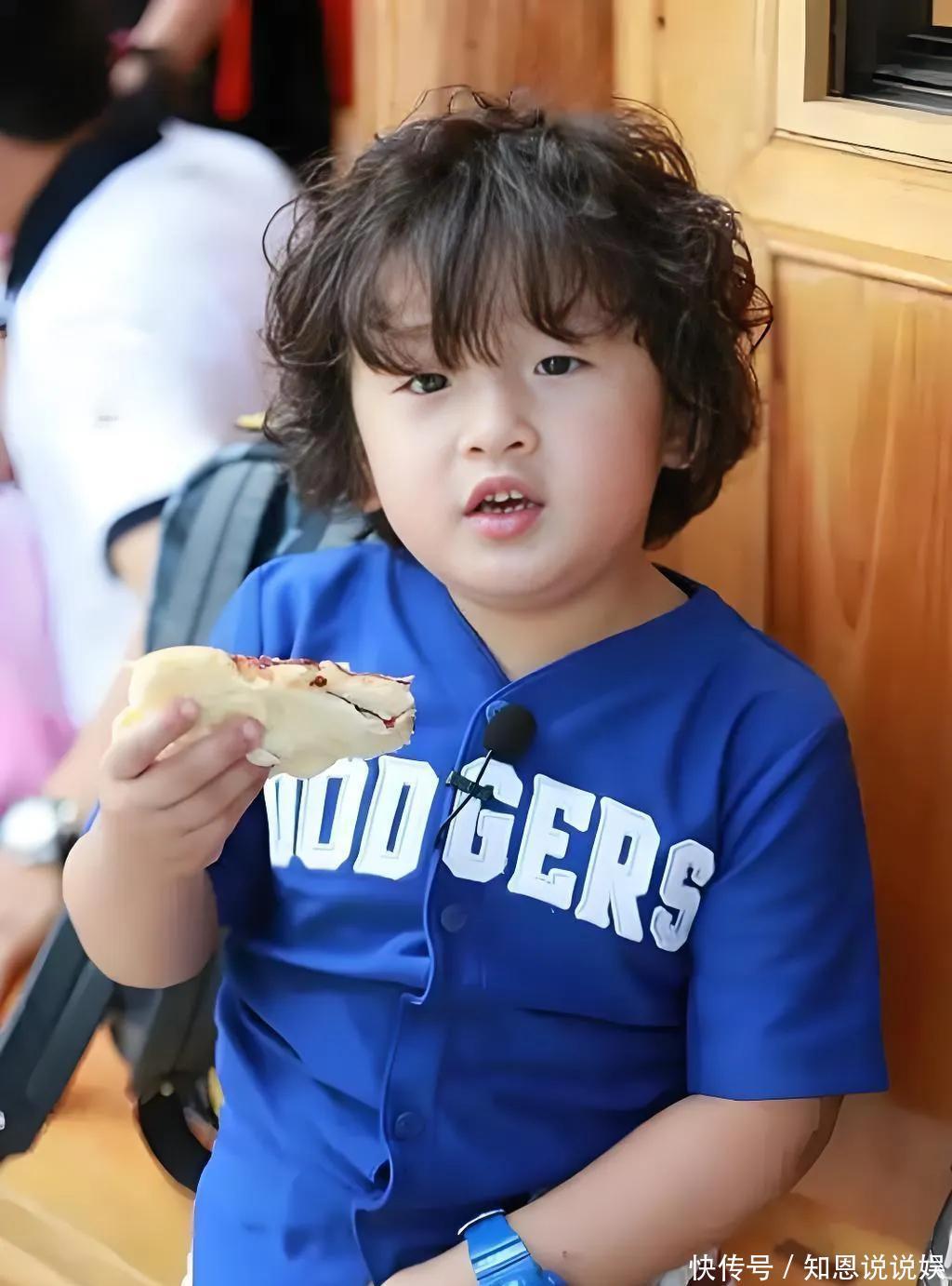 《爸爸去哪儿》小团子长大了!邹明轩身高逼近妈妈