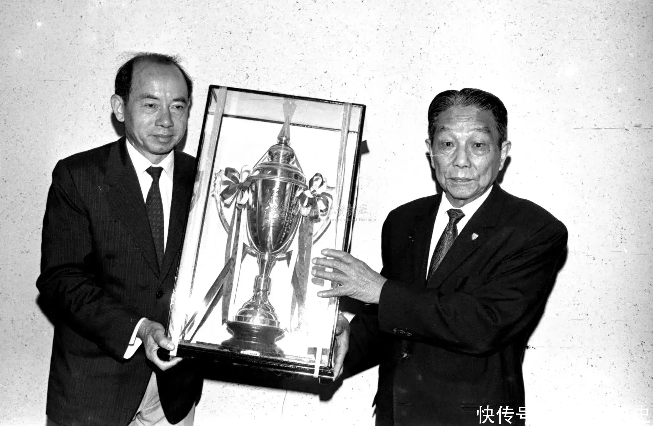 1974年，杨森在台湾过九十岁大寿的照片，一生妻妾众多，活到96岁 - 360娱乐，你开心就好