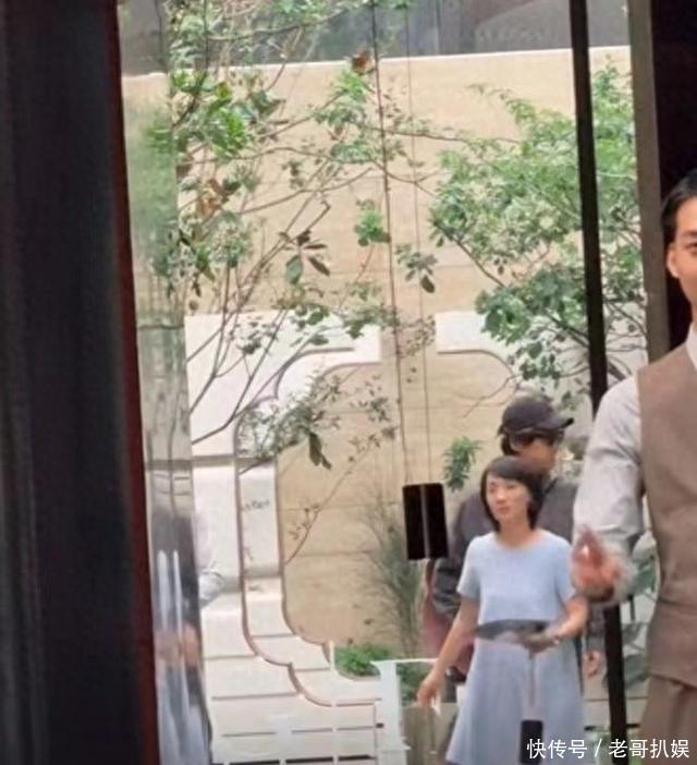 胡歌和老婆看房被偶遇，黄曦宁穿宽松衣服，疑怀第三胎 - 360娱乐，你开心就好