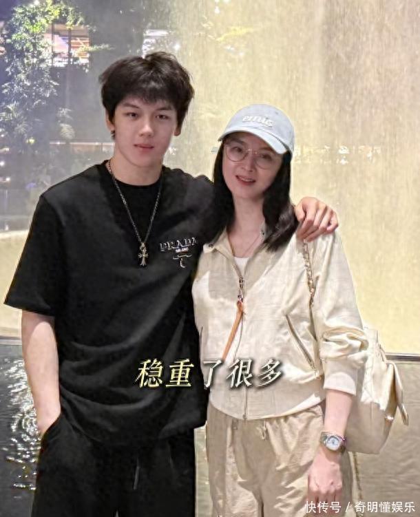 王艳晒19岁儿子新照！球球个头已超妈妈半头，五官随妈长相出众 - 360娱乐，你开心就好