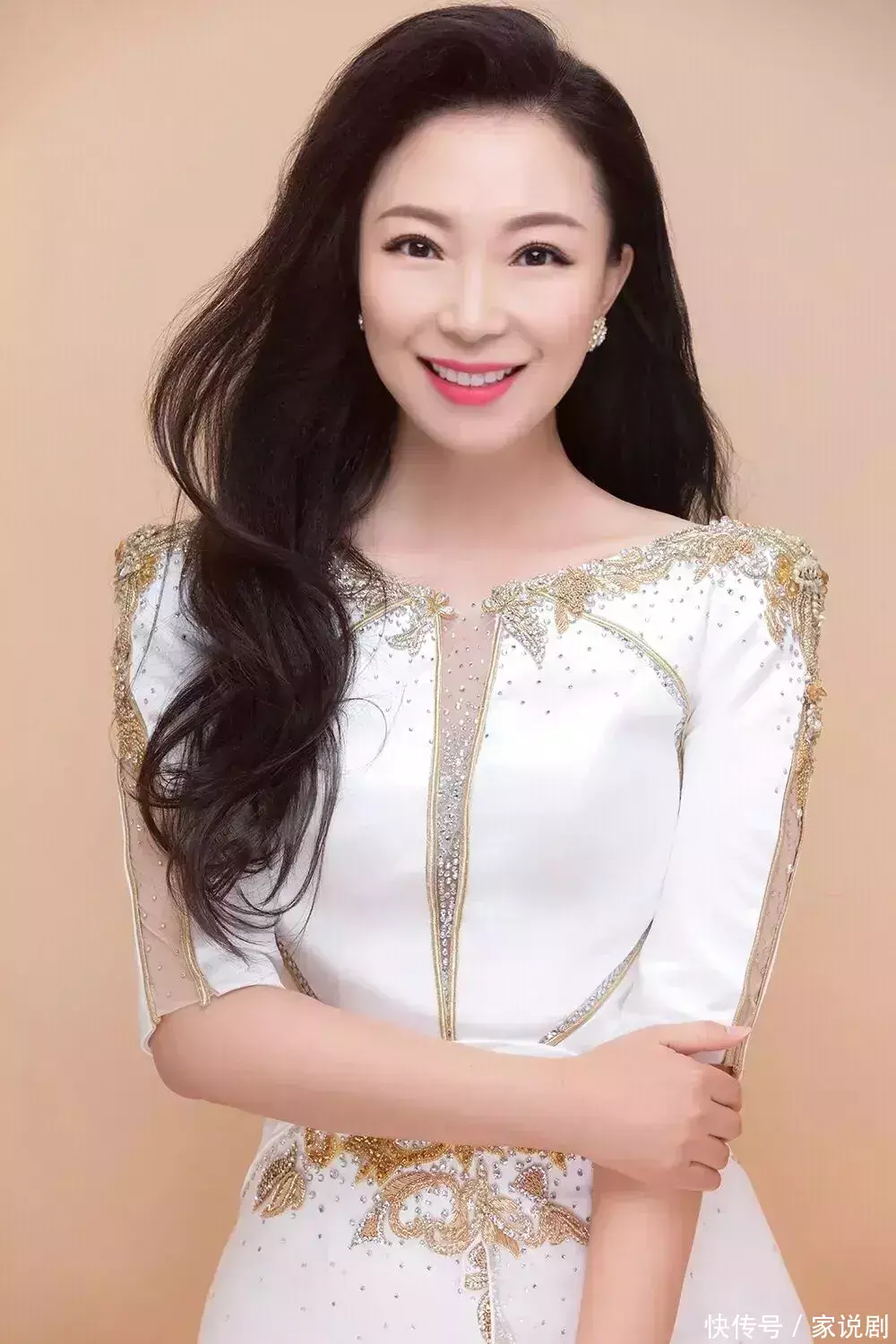 原来这两口子是夫妻,因戏生情恩爱19年,18岁的女儿只遗传了优点