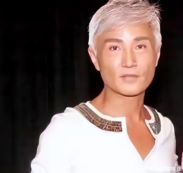 被张国荣赞赏，却在陈百强去世后离开歌坛，音乐鬼才周启生怎样了 - 360娱乐，你开心就好