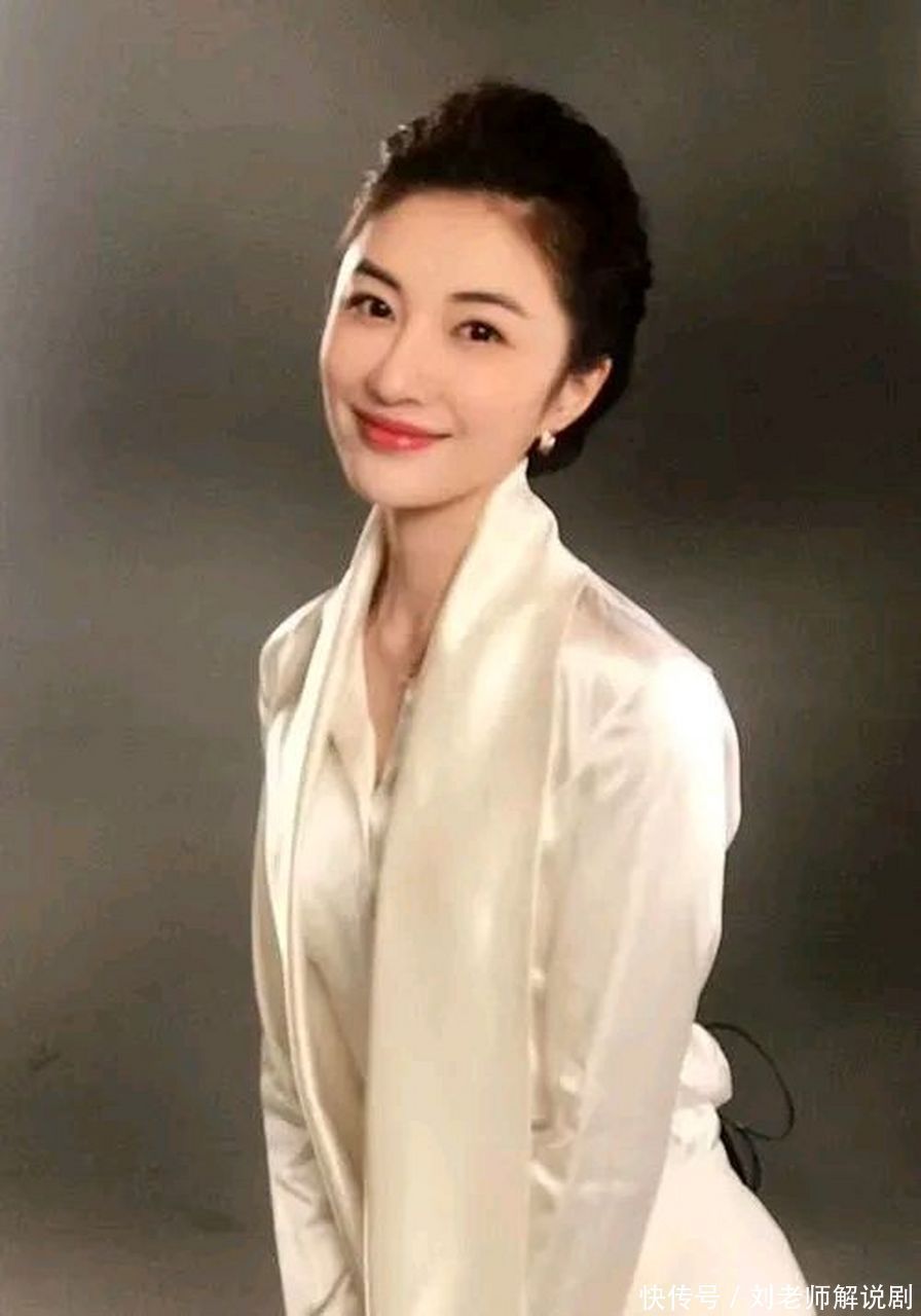 央视主持人白影风采一览，美与知性并存 - 360娱乐，你开心就好