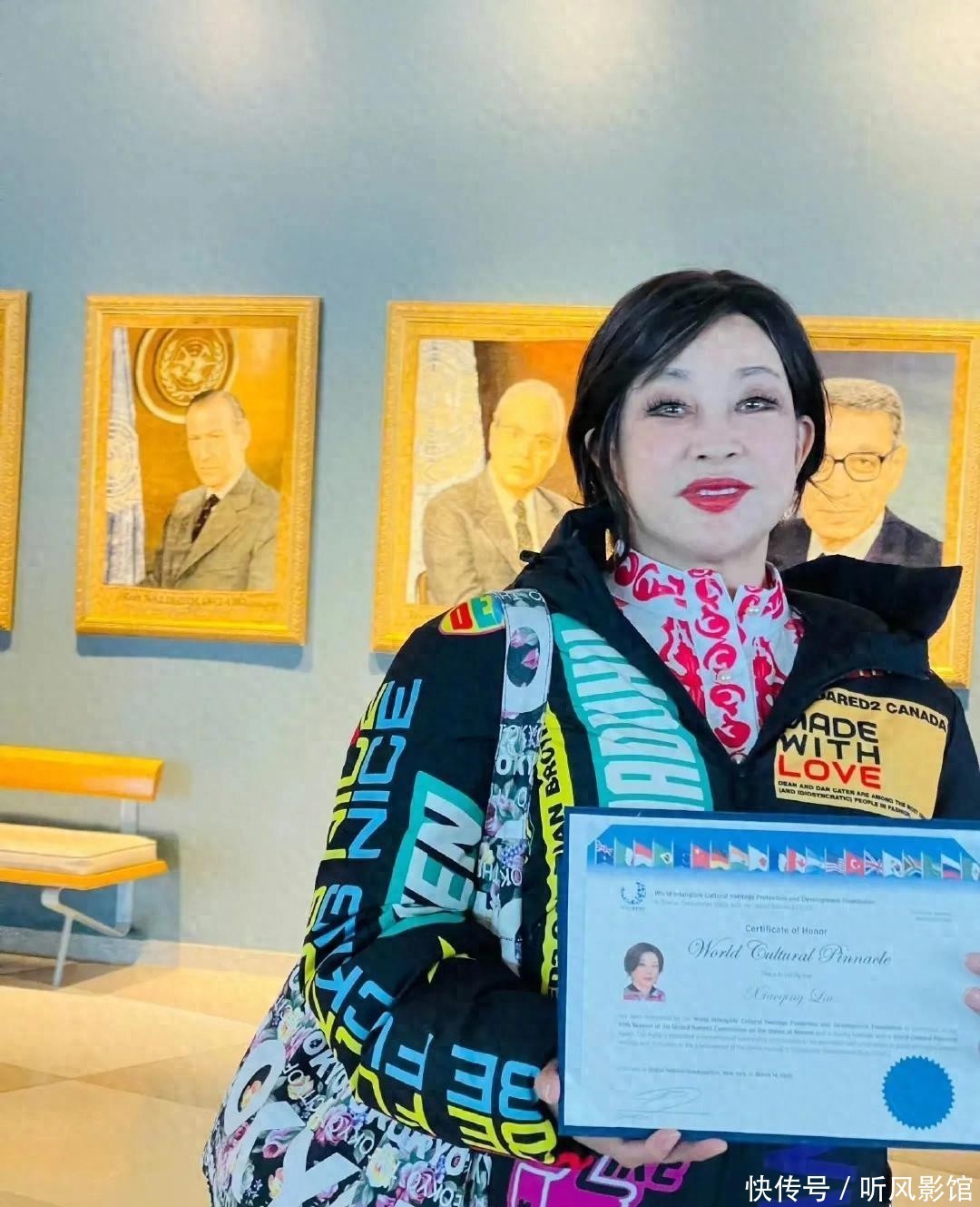 75岁刘晓庆再获国际奖项,一袭红衣精神抖擞,颁奖人来历不小 - 360娱乐,你开心就好