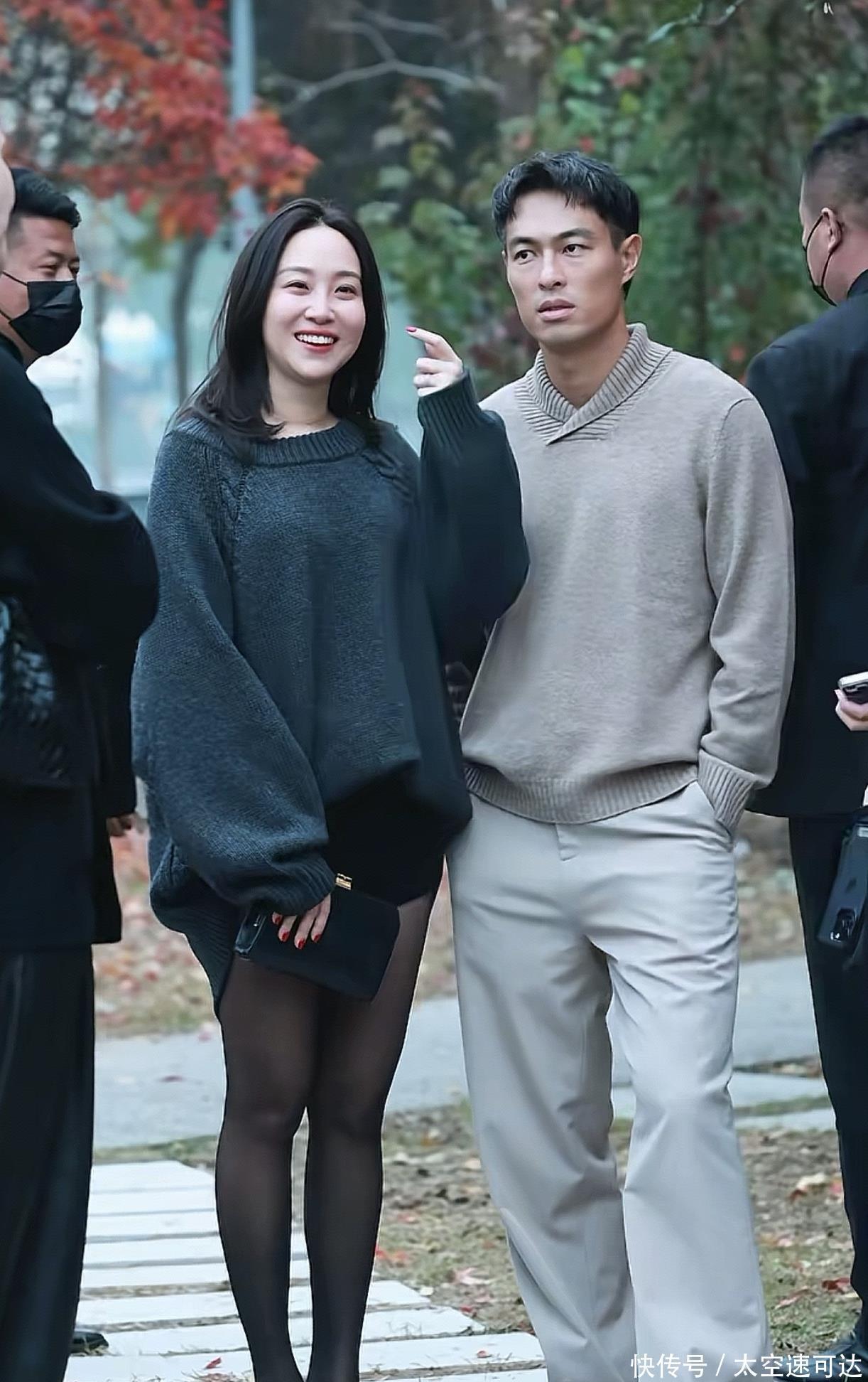 杨佑宁和妻子一起出席活动，结婚五年生三胎，网友：阿梅状态真好 - 360娱乐，你开心就好
