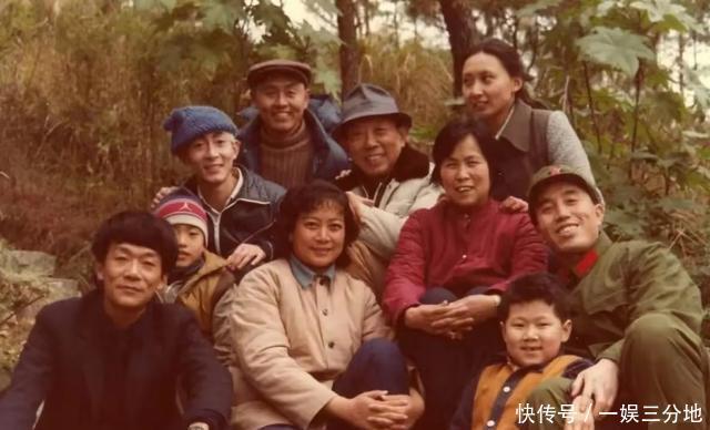 1986年，相声演员侯耀文参加《西游记》拍摄取景时，一张罕见留影 - 360娱乐，你开心就好