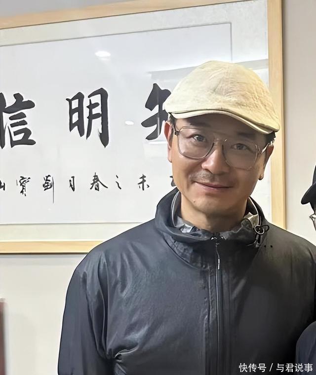49岁吴樾深圳街头素颜现身，羽绒服老气却藏不住硬汉气场？ - 360娱乐，你开心就好