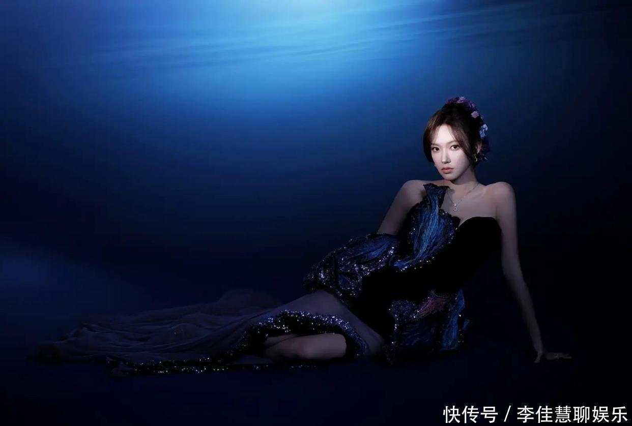 程潇穿闪闪发光的蓝色长裙,像童话里的美人鱼一样梦幻