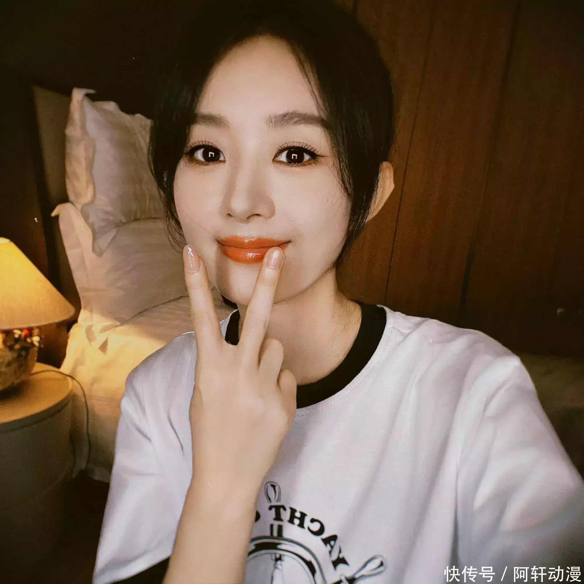赵丽颖晒自拍美照啦!颖宝微笑比耶好俏皮,眼线美甲哪哪都漂亮!