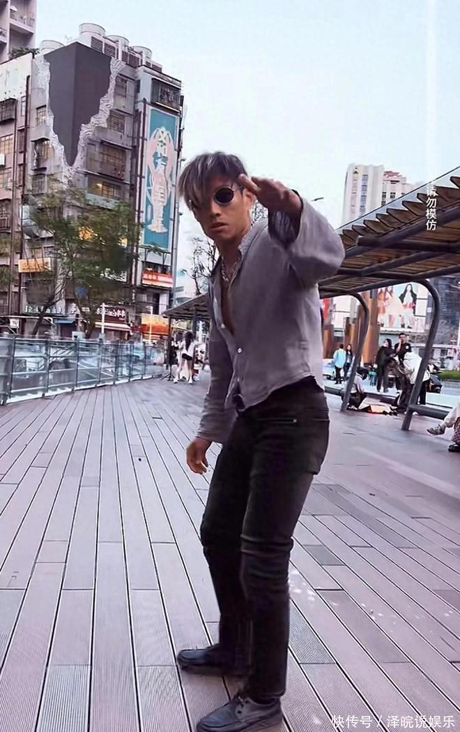 62岁张耀扬风头被抢无戏可拍成退休老人独自吃饭，羡慕深圳乌鸦哥 - 360娱乐，你开心就好