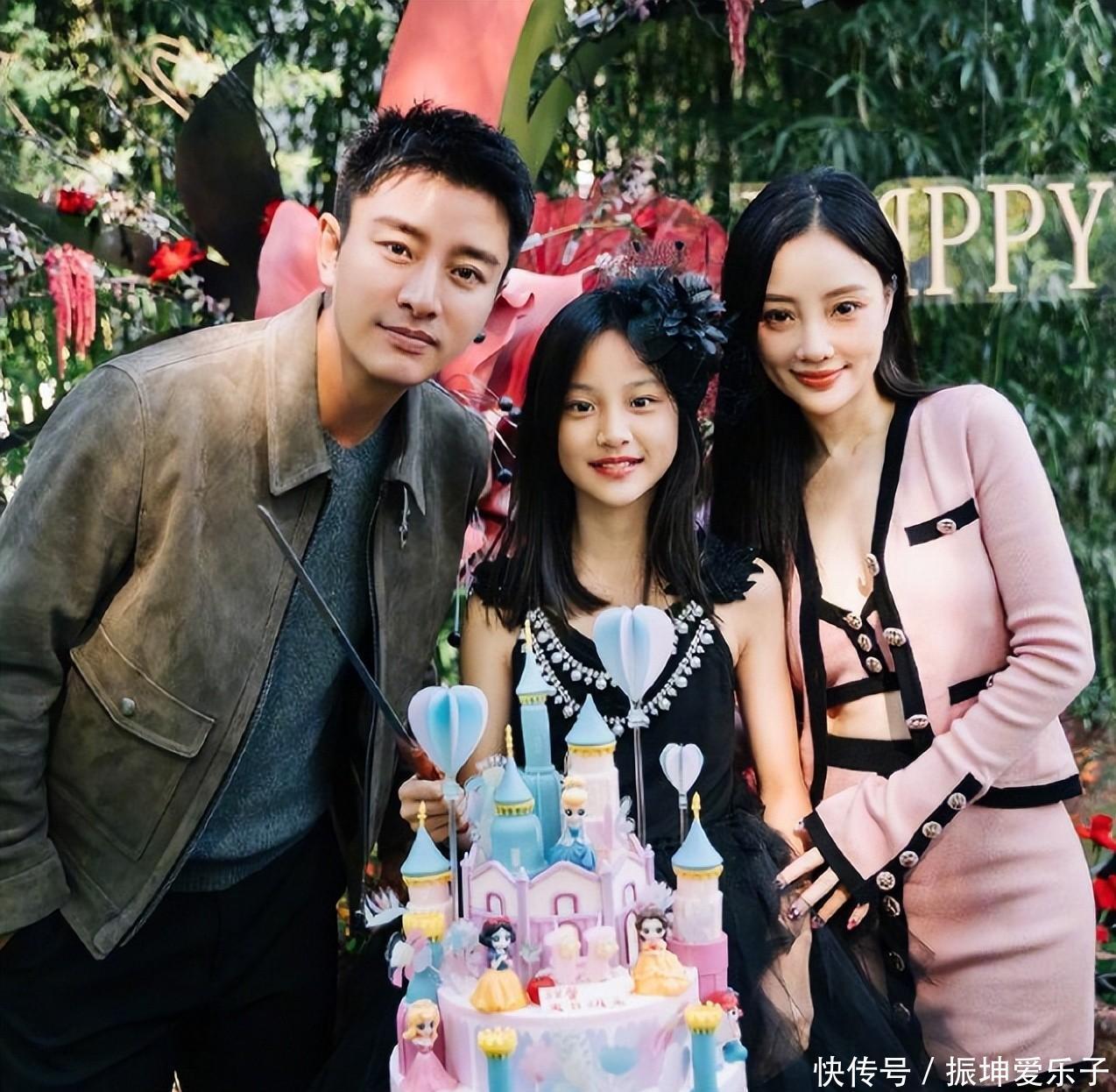 贾乃亮晒甜馨合照,对比十年前感慨时光,父女亲密无间长得好像
