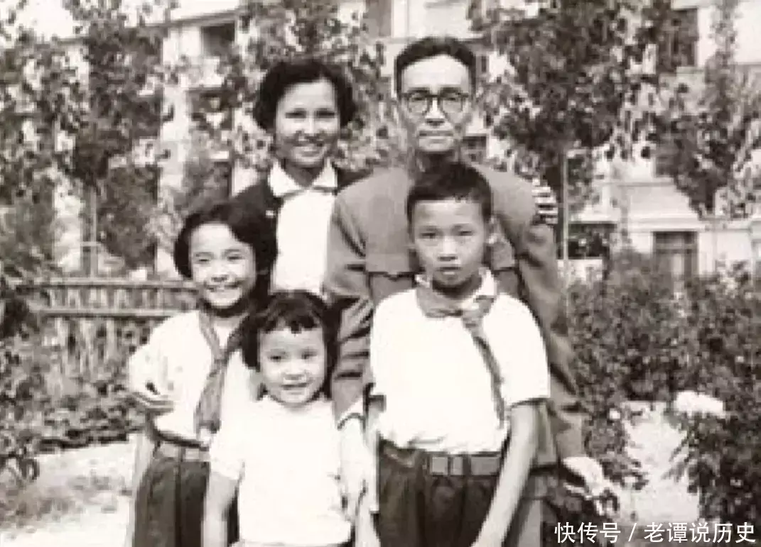 60年代，梁思成和小外孙的合影，遗憾的是林徽因没出现在镜头中 - 360娱乐，你开心就好