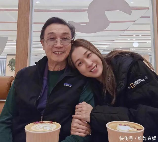 75岁刘松仁现身内地，走路一瘸一拐，手部异常似鸡爪，曾传中风 - 360娱乐，你开心就好