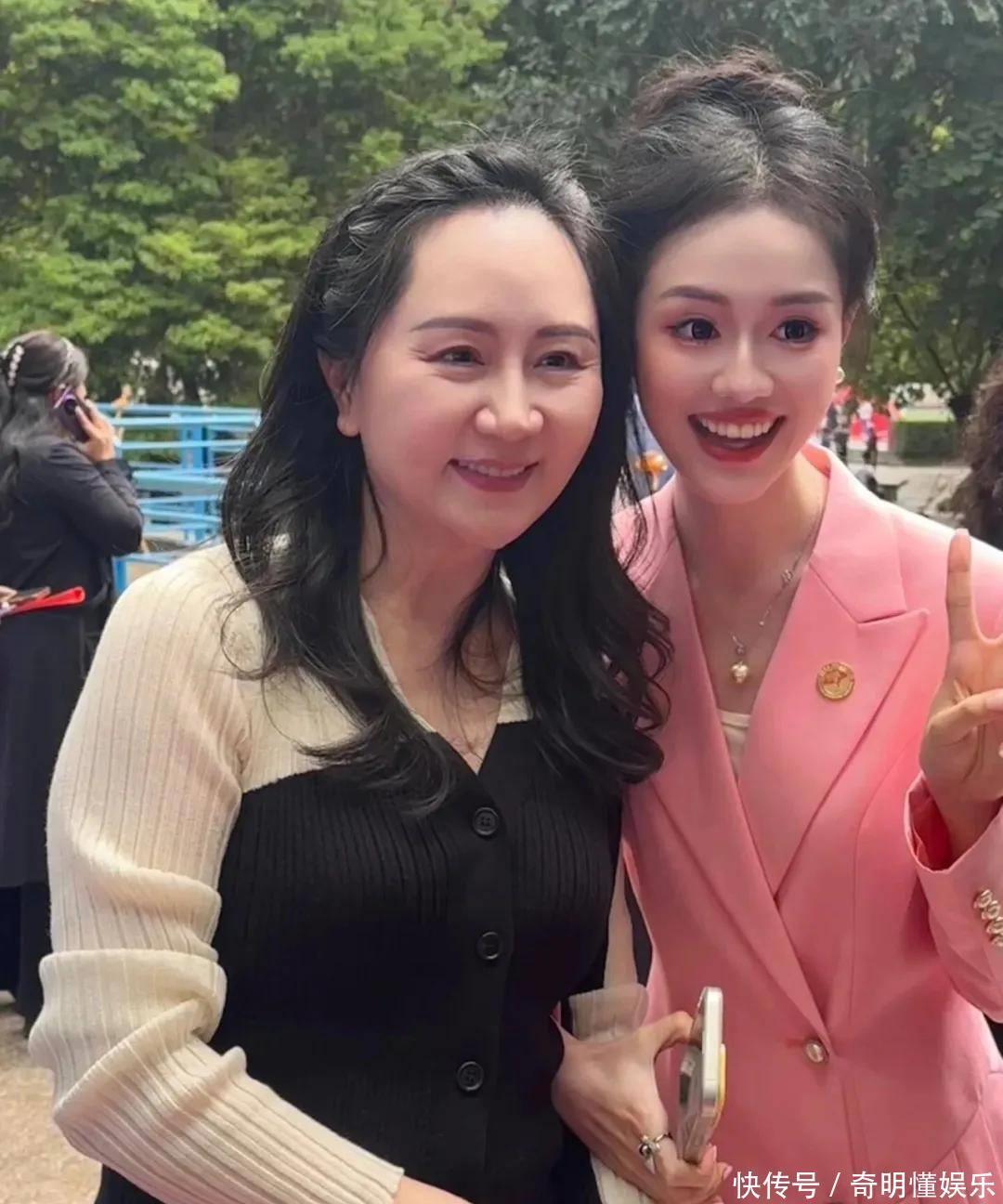 孟晚舟携老公现身成都校庆,54岁脸颊圆润很富贵相,老公很高很斯文! - 360娱乐,你开心就好
