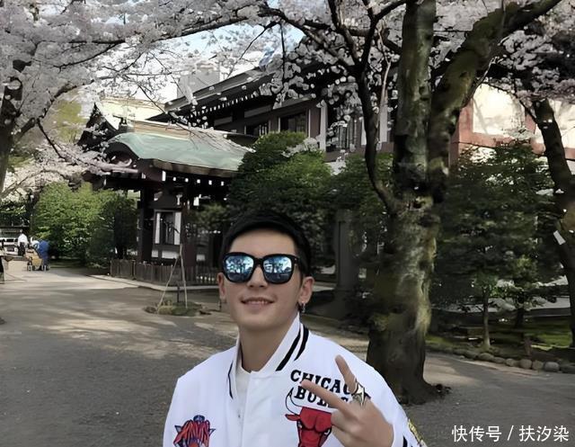 2018年时,张哲瀚分享了前往日本游玩的照片