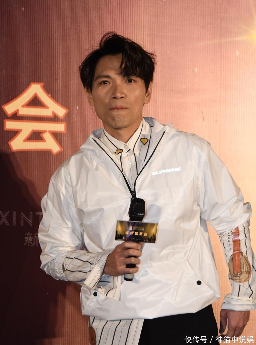 唱到“让我随你去”,杨宗纬真从舞台摔了下去!观众全场吓傻了 - 360娱乐,你开心就好