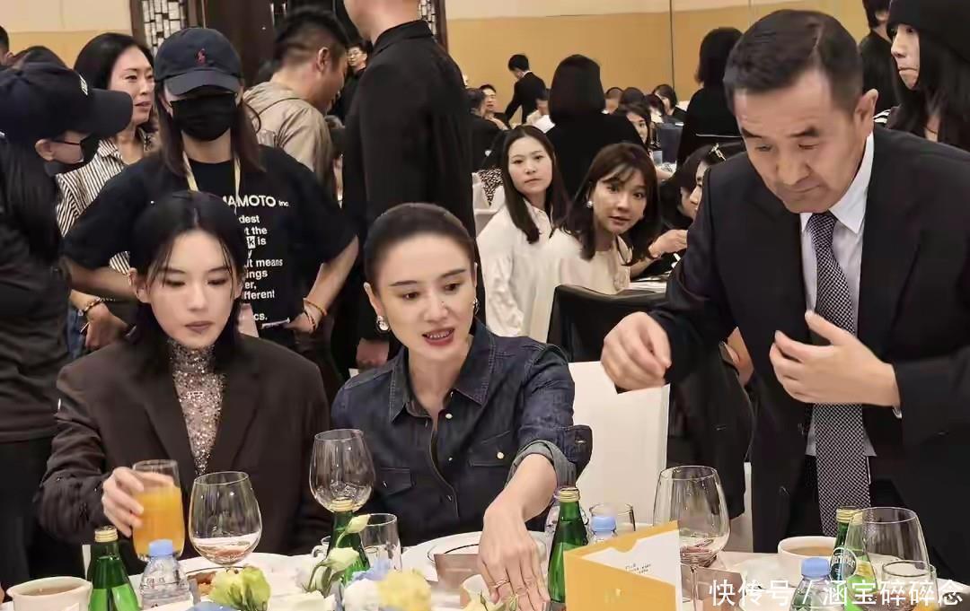 宋佳北京晚宴近照流出,高挑身姿配丸子头,又美又飒,气质超绝! - 360娱乐,你开心就好