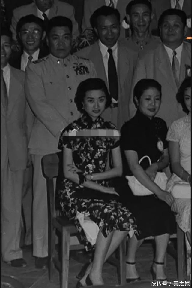 50年代，庾澄庆母亲张正芬，罕见的合影，国宝级国剧名伶，颜值高 - 360娱乐，你开心就好