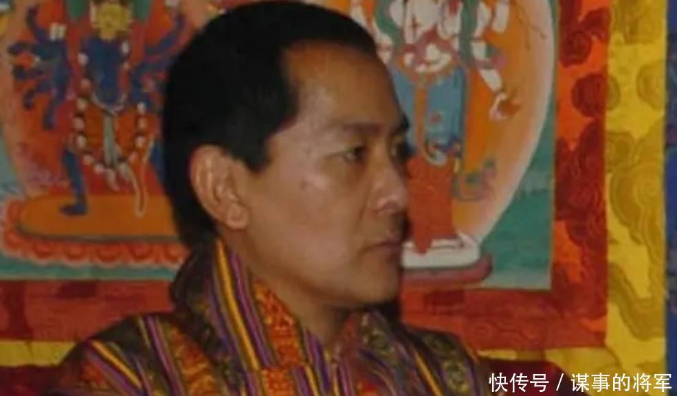 不丹国王:17岁继位,娶同胞4姐妹生10个孩子,51岁时退位享福 - 360娱乐,你开心就好