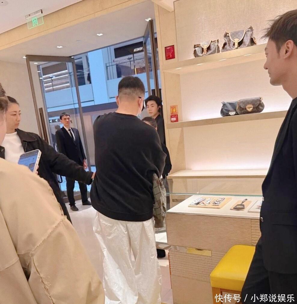 孙红雷夫妇商场购物揭秘:硬汉变女儿奴,妻子王骏迪背景不简单 - 360娱乐,你开心就好