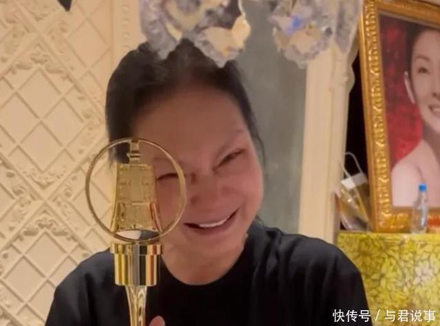 S妈手捧小S奖杯落泪!家中大S遗像疑曝光,一个细节暴露小心思 - 360娱乐,你开心就好