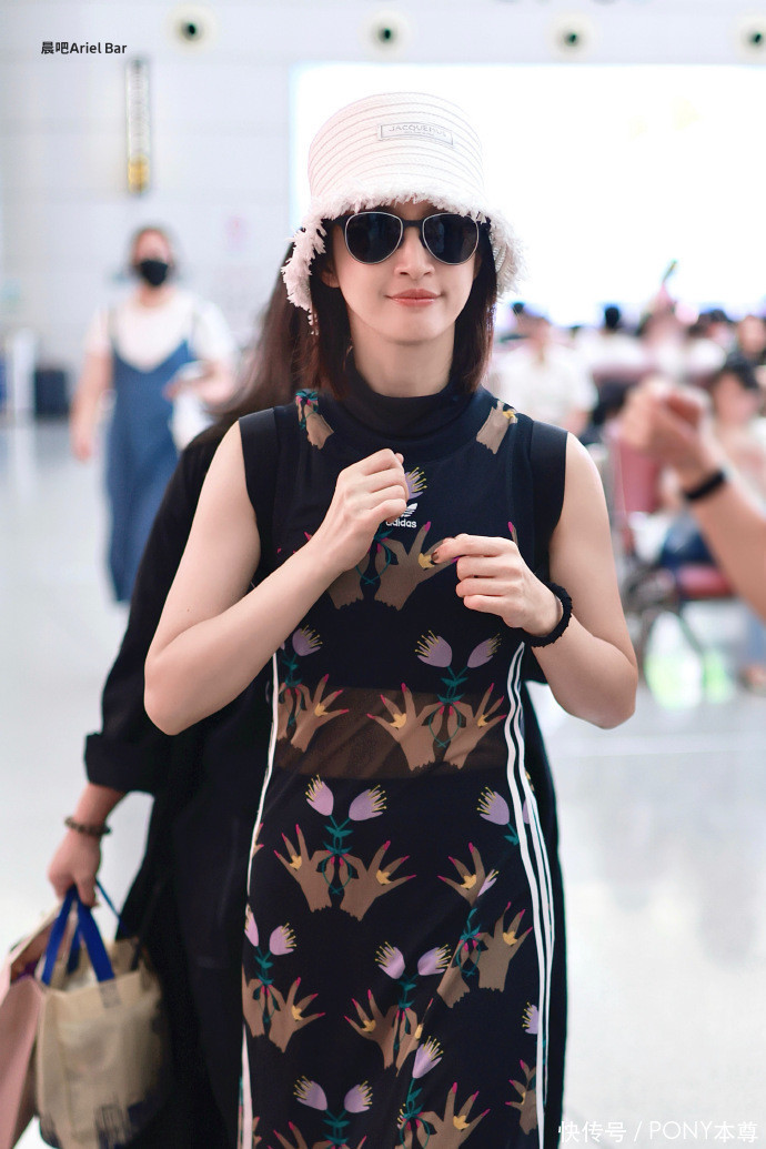 林依晨惊喜现身长沙机场!穿无袖印花三叶草长裙,戴渔夫帽好年轻