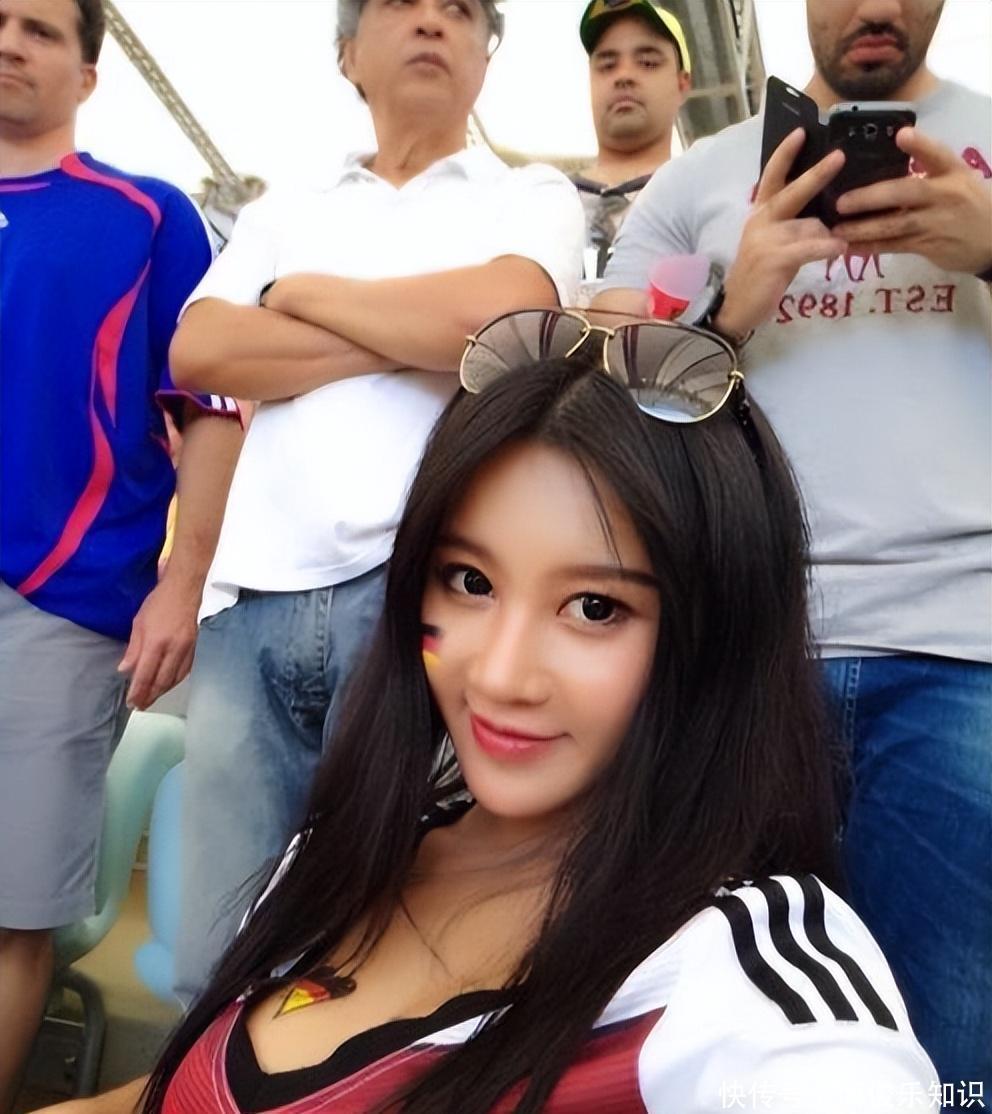 最美足球宝贝,因世界杯"胸夹手机"照走红,曾参演周润发电影!