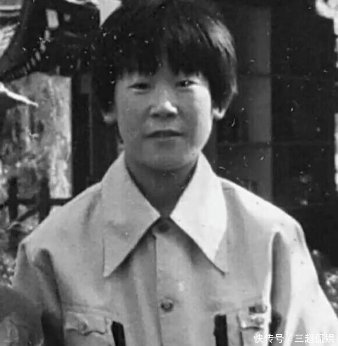 李在明老婆雨中独自撑伞，她皮肤白皙气质出众，她比金建希漂亮！ - 360娱乐，你开心就好