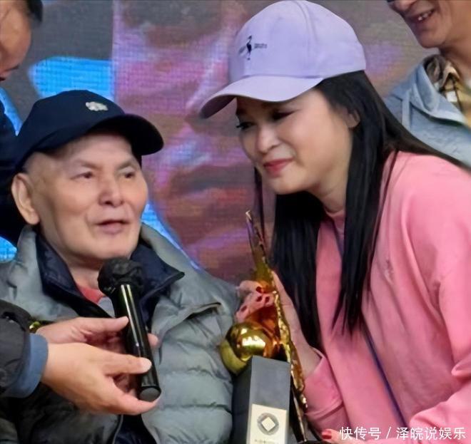 69岁刘家辉罕现身，双颊凹陷但笑得开心，瘫痪14年获演员贡献奖 - 360娱乐，你开心就好